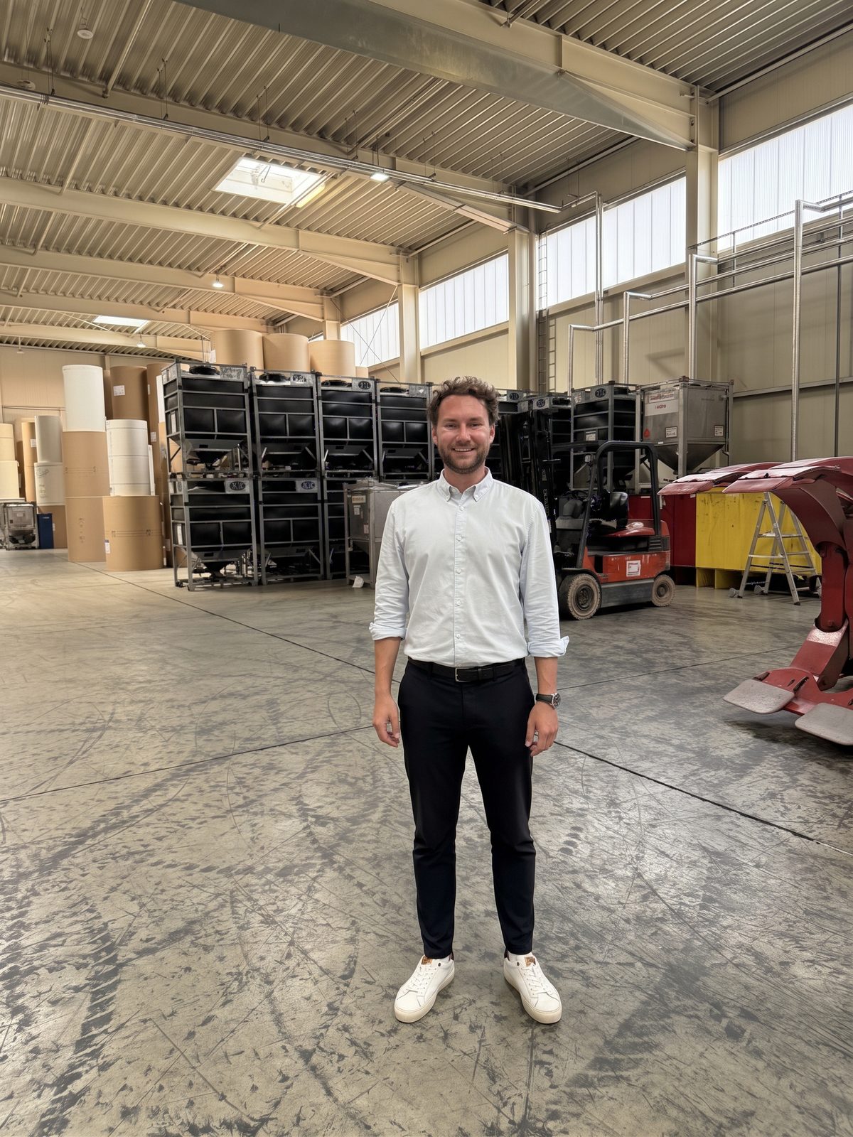 Maximilian Knopp, Gründer von Robofolio, in der Produktionshalle eines Verpackungsbetriebs